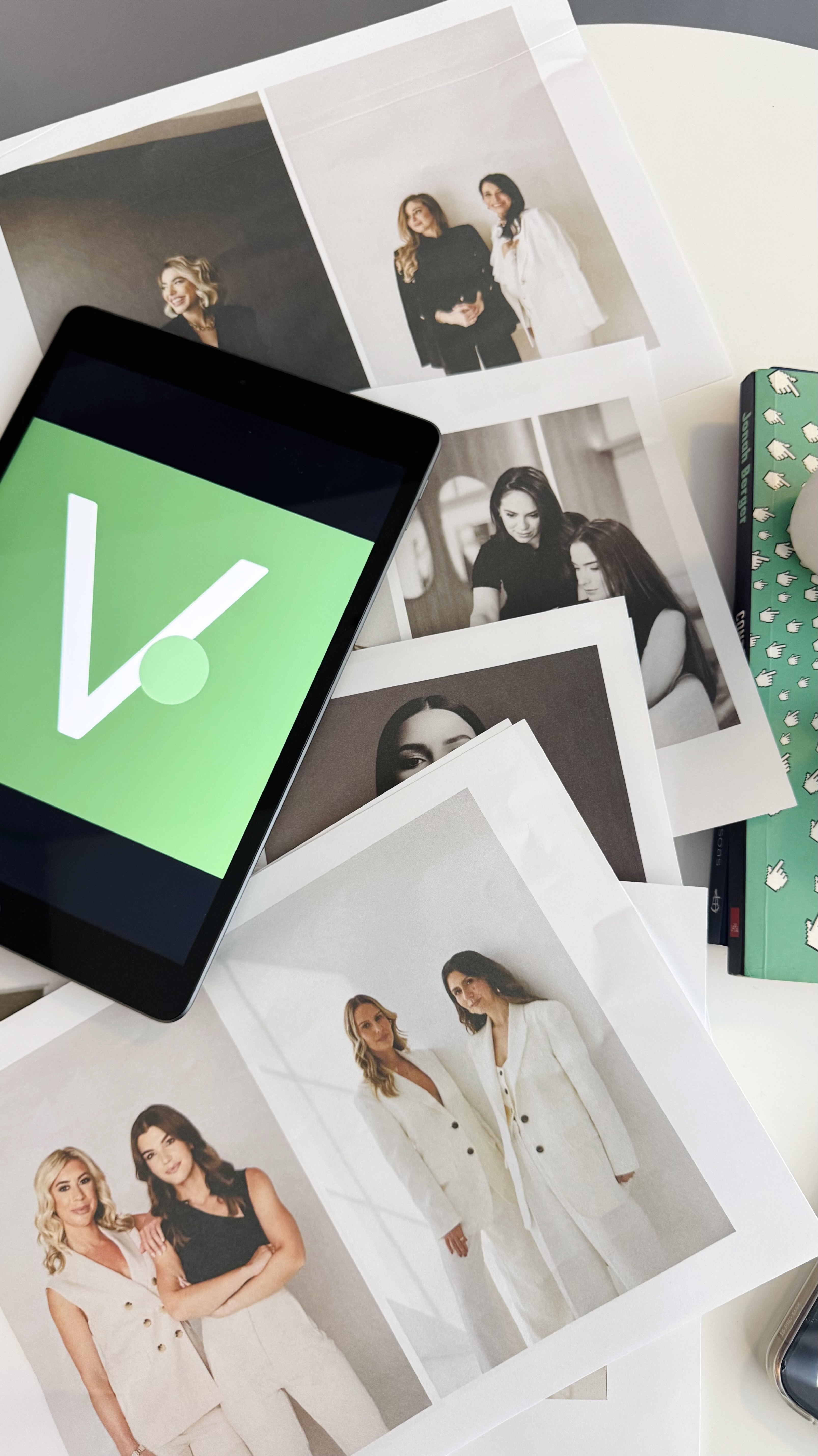 Materiais de identidade da verte. — tablet com a marca, fotos e cadernos sobre a mesa